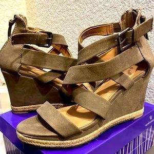 Report brand tan size 10 med wedge